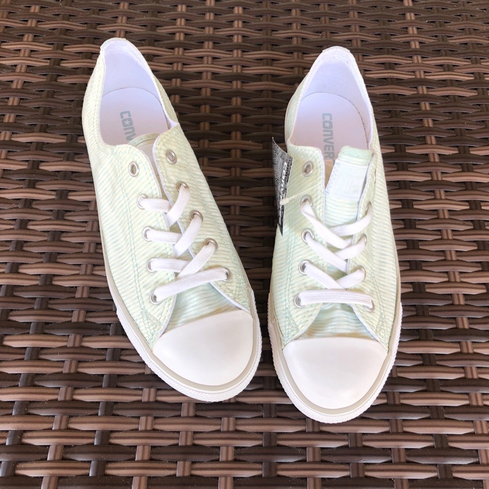 NIB Converse Chuck Taylor Dainty sneaker